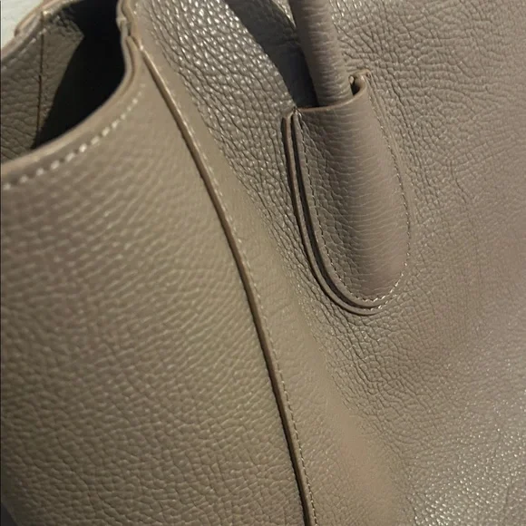 Chic Taupe Leather Tote Bag EUC ❤️❤️❤️ - Picture 2 of 12